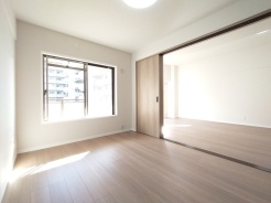 たっぷりの陽光と、心地よい風が舞い込みます。