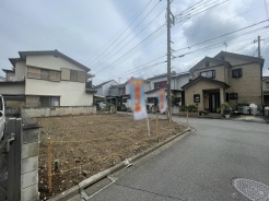 車通りの少ない閑静な住宅地、のびのびした子育てに適します。