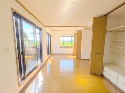 将来的には間仕切りして2部屋に変更可能な洋間。成長に合わせた間取り変更が可能なタイプ。