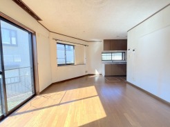 太陽の恵みを感じる、温もりと明るさにあふれたお部屋。