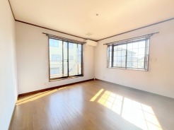 大きめのベッドを置いても、まだゆとりが持てる大きさ。8帖の主寝室。