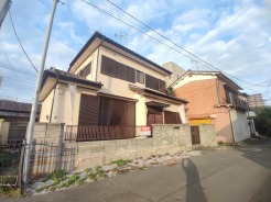 住民の方が主に利用する交通量少なめの道路に面してます。