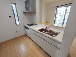 対面キッチンがご家族の温かい時間を演出。