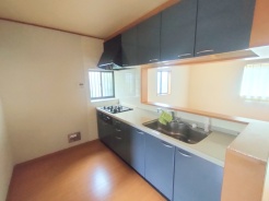 料理をしながらでも、ご家族との会話を楽しめる対面キッチン。