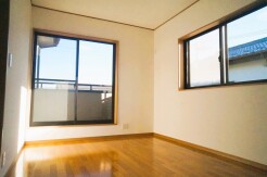 南向きの大きな窓から、たっぷりの陽射しが射し込みますね。