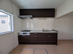 収納たっぷり。調理器具や調味料も出し入れしやすいですね。