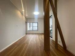 リビング空間とダイニング空間とか使い分けやすい間取り配置。対面式でキッチン立つ人の視界も良好です。