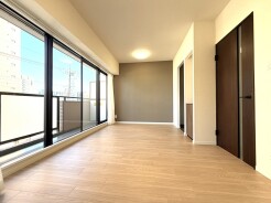 多いな窓に面したリビングは解放感があります