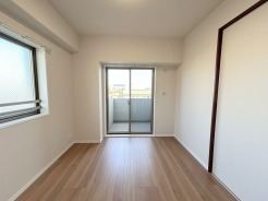 バルコニーからはたっぷりと太陽の光が舞い込みます。