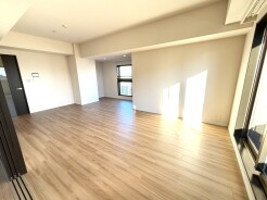 角部屋ならではの窓数多く、採光と解放感のある空間