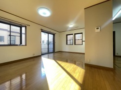 リビング空間とダイニング空間とか使い分けやすい間取り配置。対面式でキッチン立つ人の視界も良好です。