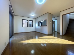 ご家族みんながゆったりくつろげる広々リビング。