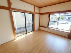 南向きの大きな窓から、たっぷりの陽射しが射し込みますね。