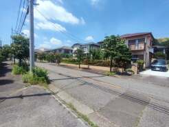 前面道路は歩道も整備され、小さなお子様にも安心です。