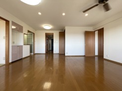 大画面TVの配置も可能なワイドリビング。