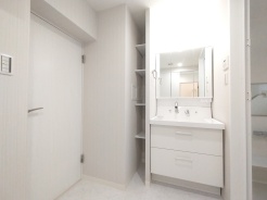 たっぷりの収納を設けたシャワー付洗面台で快適な暮らし。