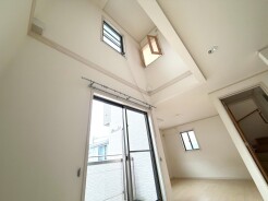 吹き抜けのある明るいダイニング