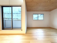 南側に大きな窓を配置、明るいリビングが出来ました。