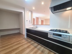 洗練された空間と温かみのある床材が、心地よい暮らしを予感させます。