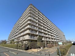 前面道路は歩道も整備され、小さなお子様にも安心です。