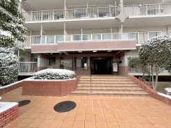 落ち着いた色味と整ったフォルムが街並みに美しく調和しています。