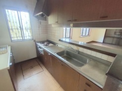 手を伸ばせばそこに収納が。安定した使用感の吊戸棚つきのキッチン空間。