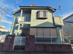 柔らかな緑の壁が、穏やかな日常を優しく包み込みます。