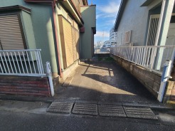 建物を包み込むような、穏やかな陽射しが心地よい空間。