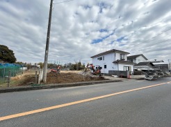 駐車が苦手な方にも嬉しい、前面8m道路に面した住まい。