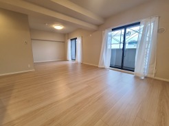 広々とした空間に、心地よい穏やかな空気が満ちています