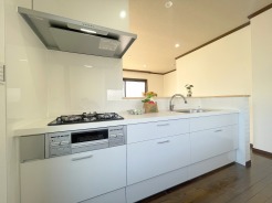 快適な新生活を迎えられそうな、新品のキッチンです。