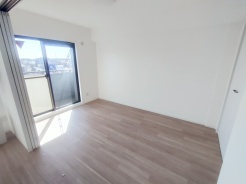 バルコニーからはたっぷりと太陽の光が舞い込みます。