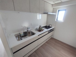 集中したい奥様にうれしい独立キッチン。臭いが広がらない点も良いですね。