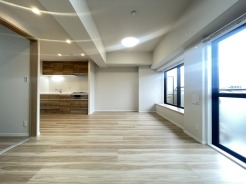 大画面TVの配置も可能なワイドリビング。