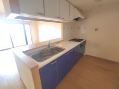 手を伸ばせばそこに収納が。安定した使用感の吊戸棚つきのキッチン空間。