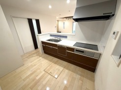 リビングで遊ぶお子様を見守りながらお料理ができる、対面キッチン。