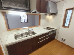 対面タイプなら、キッチン内にいながらご家族やお客様との会話が楽しめます。