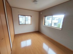 住宅街の2階南向きのお部屋、日当たりはご覧のとおり良好です。