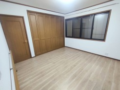 今からここを誰のお部屋にしようか、そんな洋室。