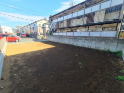 整然とした敷地が、穏やかな日差しに照らされています