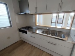 対面キッチンがご家族の温かい時間を演出。