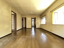 ご家族みんながゆったりくつろげる広々リビング。
現在リノベーション工事中で6月上旬完成予定。