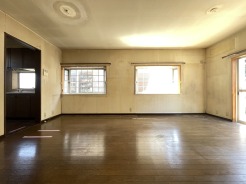 大画面TVの配置も可能なワイドリビング。
現在リノベーション工事中で6月上旬完成予定。