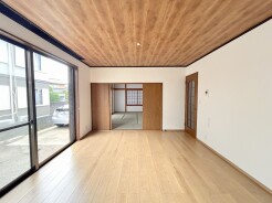 和室とリビングが続き間に。定評のあるプランを採用。