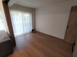 バルコニーからはたっぷりと太陽の光が舞い込みます。