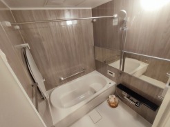 広さを設けた浴室でゆったりバスタイム。半身浴もゆっくり楽しめるベンチバス仕様。