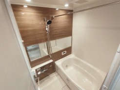 是非、足を伸ばして入って欲しいタイプのユニットバス。疲れの取れ方が違うかも。