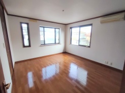 大きめのベッドを置いても、まだゆとりが持てる大きさ。8帖の主寝室。