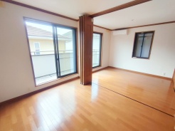 木の温もりを感じる、落ち着いた雰囲気。