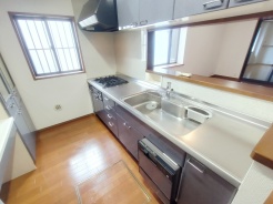 料理をしながらでも、ご家族との会話を楽しめる対面キッチン。